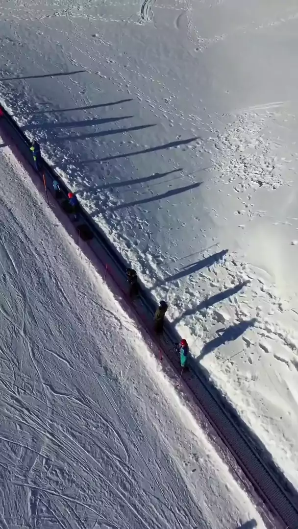 Vista dall'alto della pista di Bassinale Fun Park con il tappeto di risalita